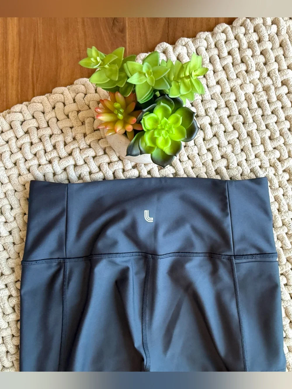 LOLë | Women’s Mesh Panel Zip Pocket Legging | Gray | Small